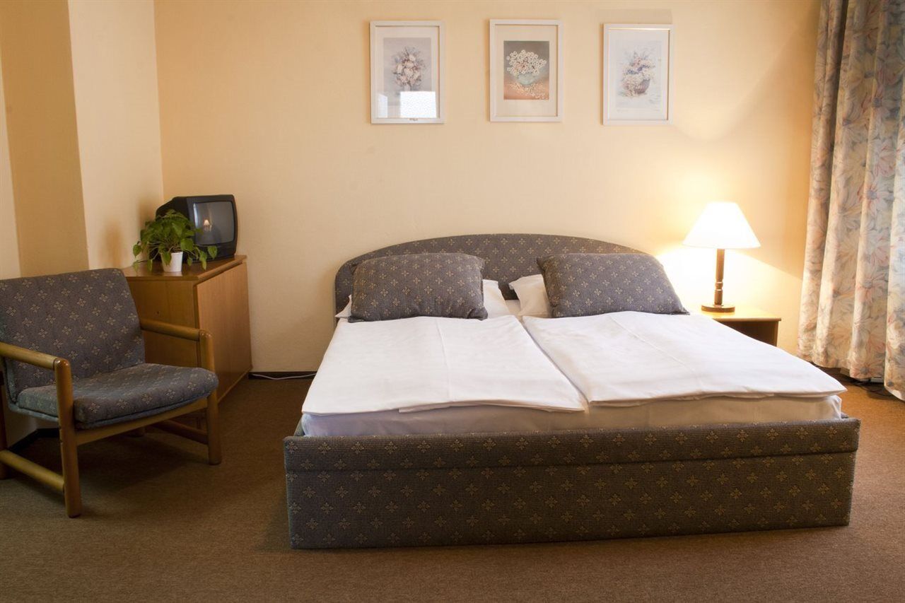 Ea Hotel Jasmin Prague Room photo